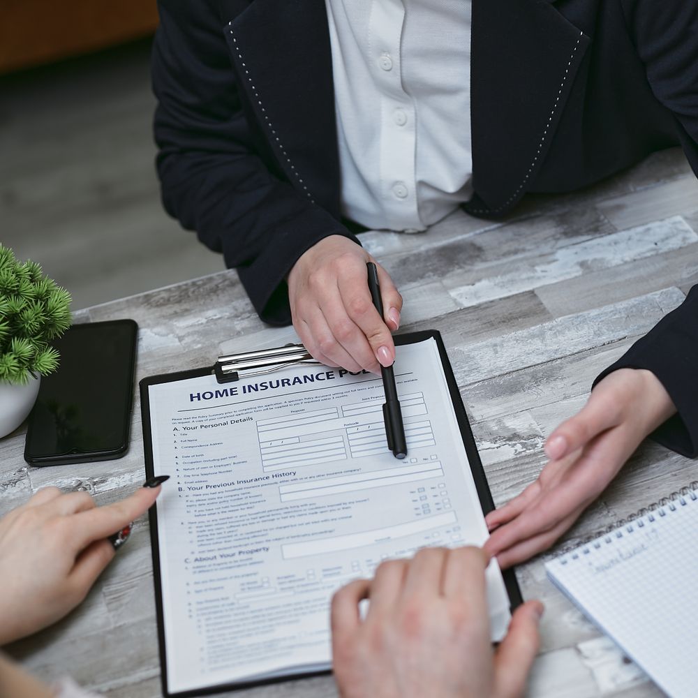 Consultant de asigurări explicând unui client o poliță pentru locuință