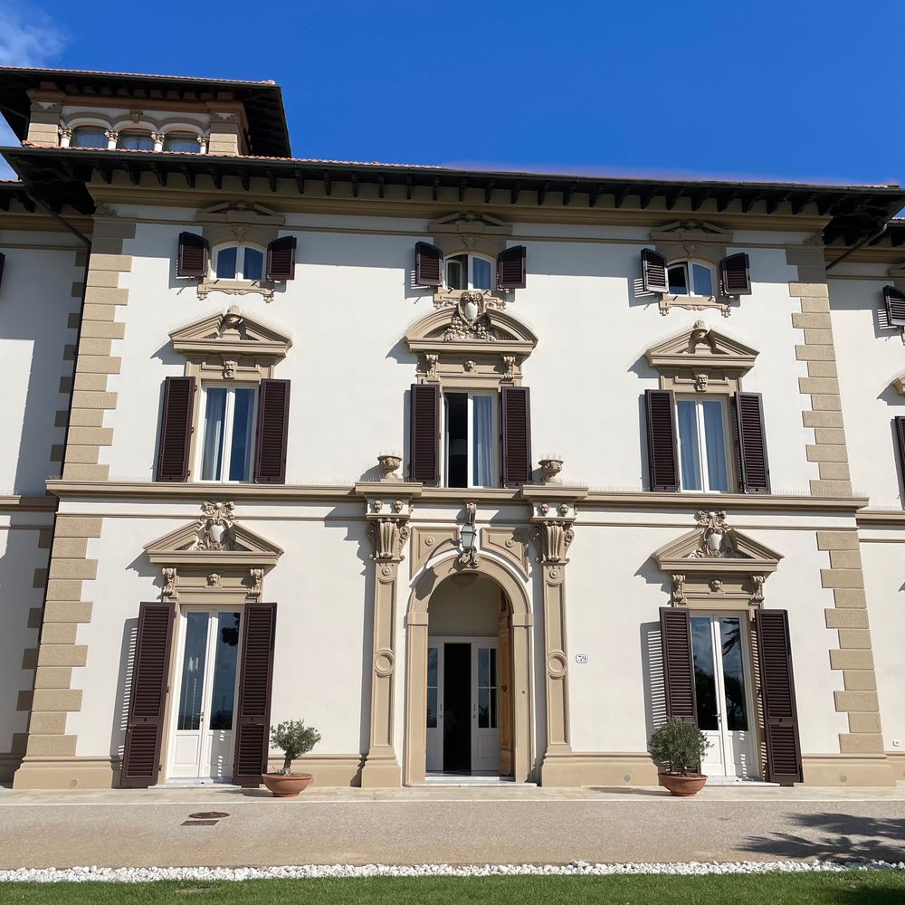 Vilă istorică restaurată impecabil, cu fațadă clasică și ancadramente decorative