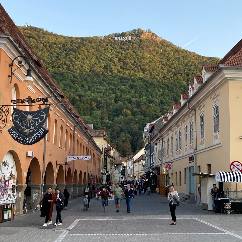 Zona pietonală din centrul Brașovului