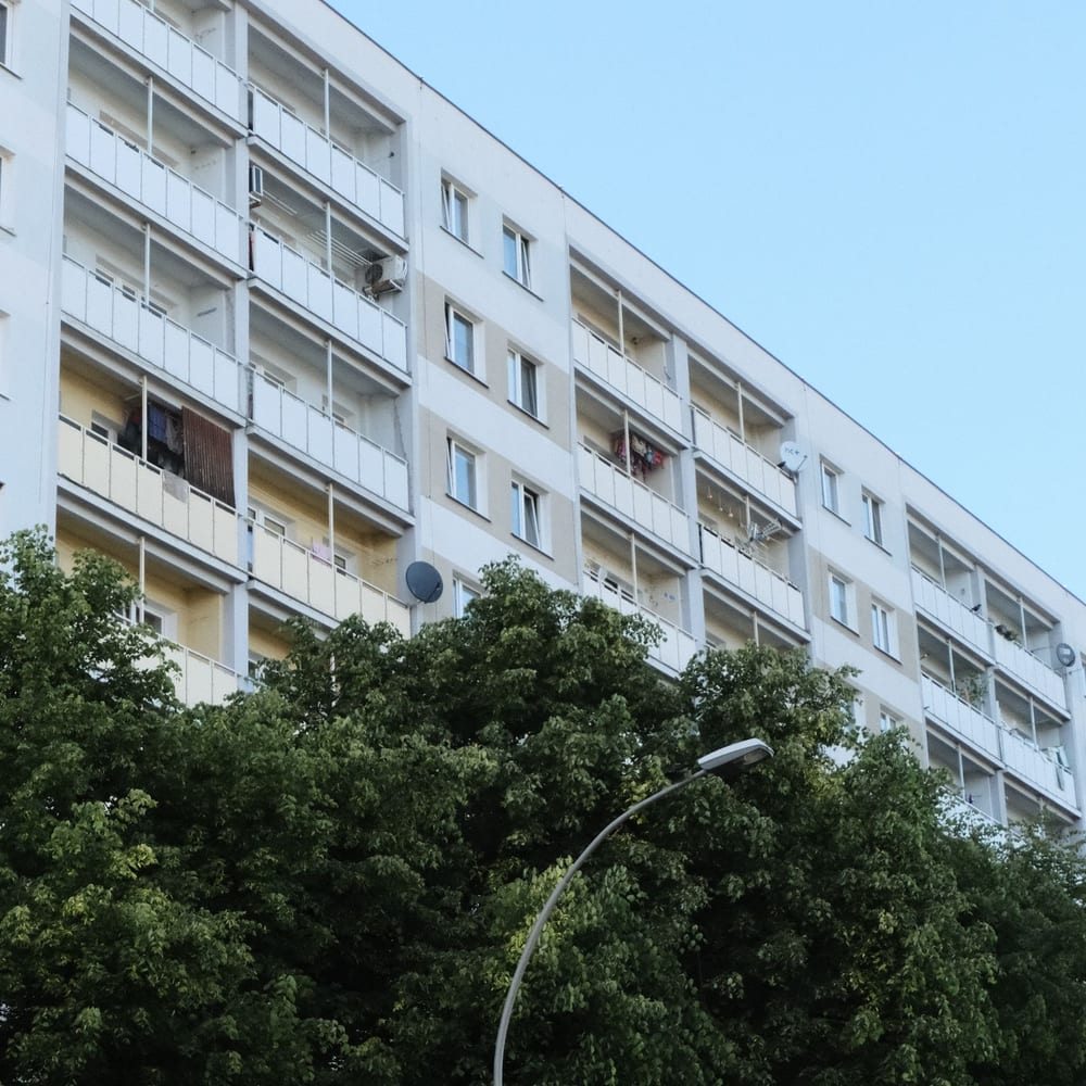 Bloc de locuințe din fondul construit vechi, cu vegetație matură