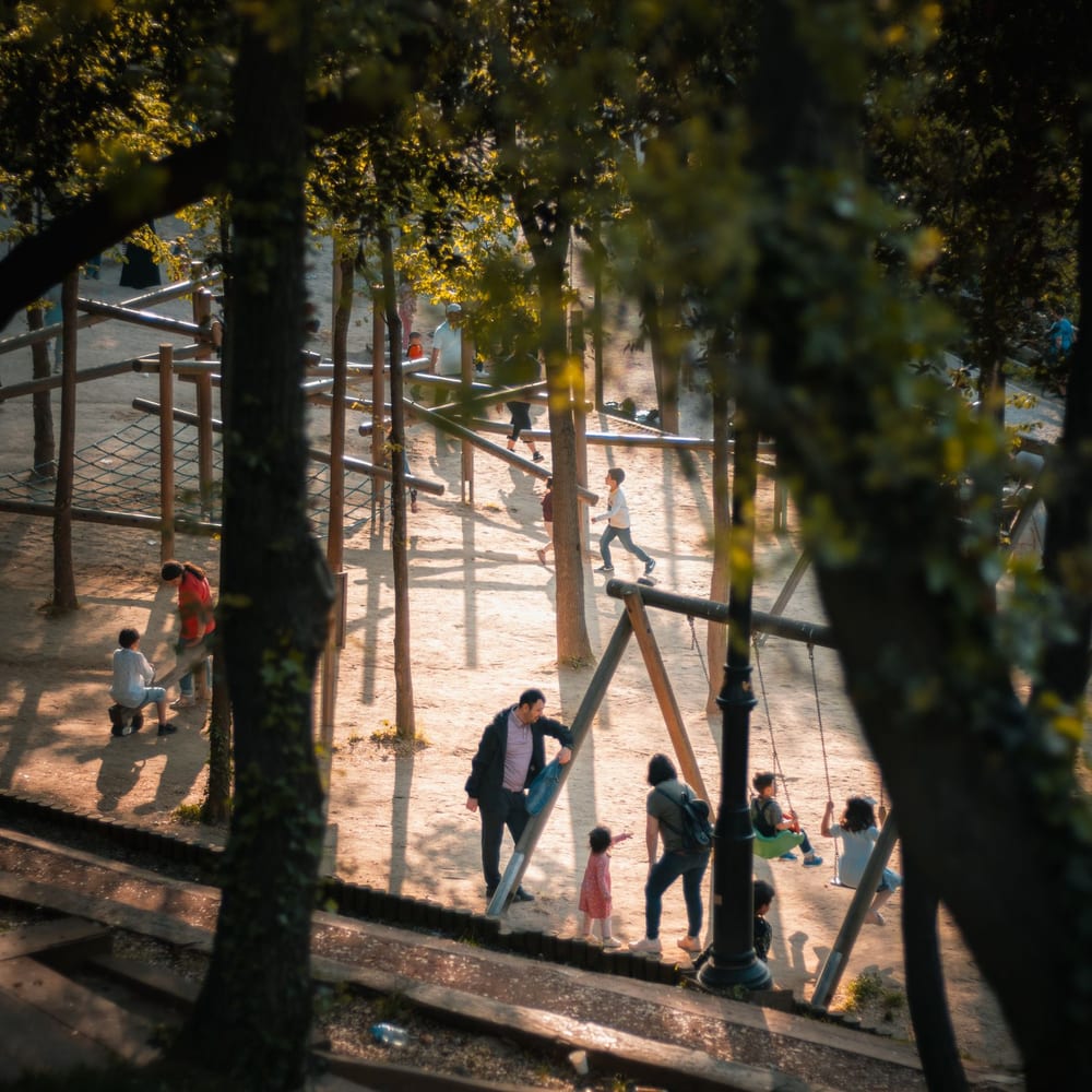 Loc de joacă de cartier, cu părinți și copii