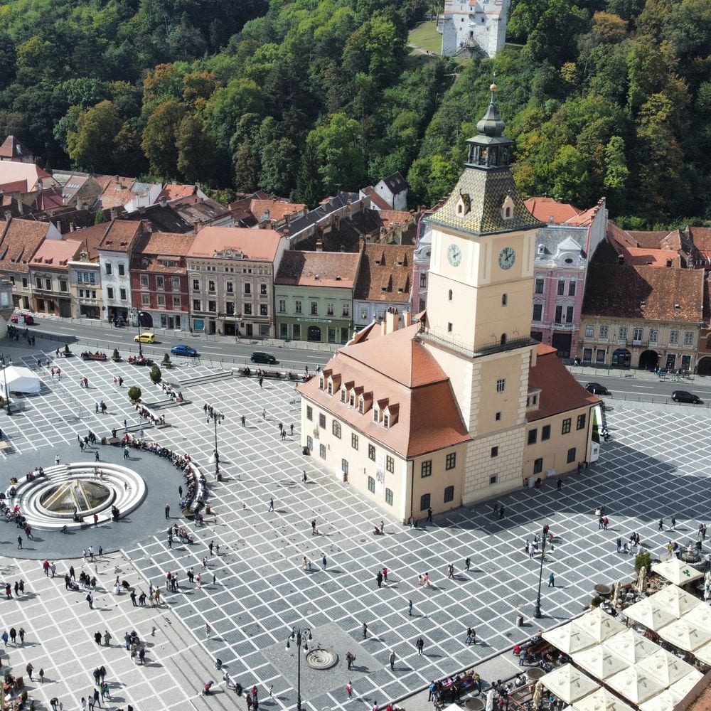 Piața Sfatului din Brașov, cu fațadele istorice ale centrului vechi