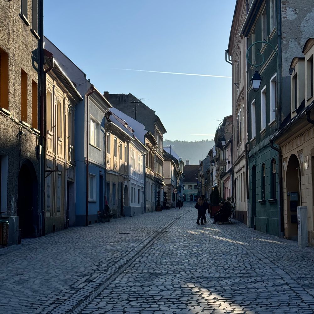Stradă pietruită cu case istorice în centrul vechi al Brașovului