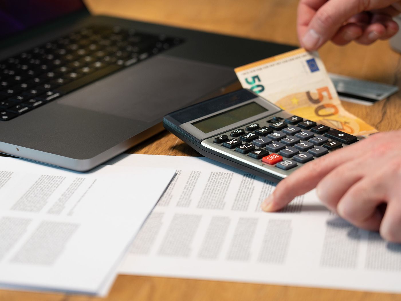 Documente de tranzacție imobiliară și calculator pe birou