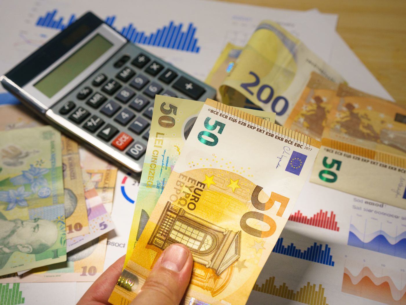 Bancnote euro și calculator pentru estimarea costurilor unei achiziții