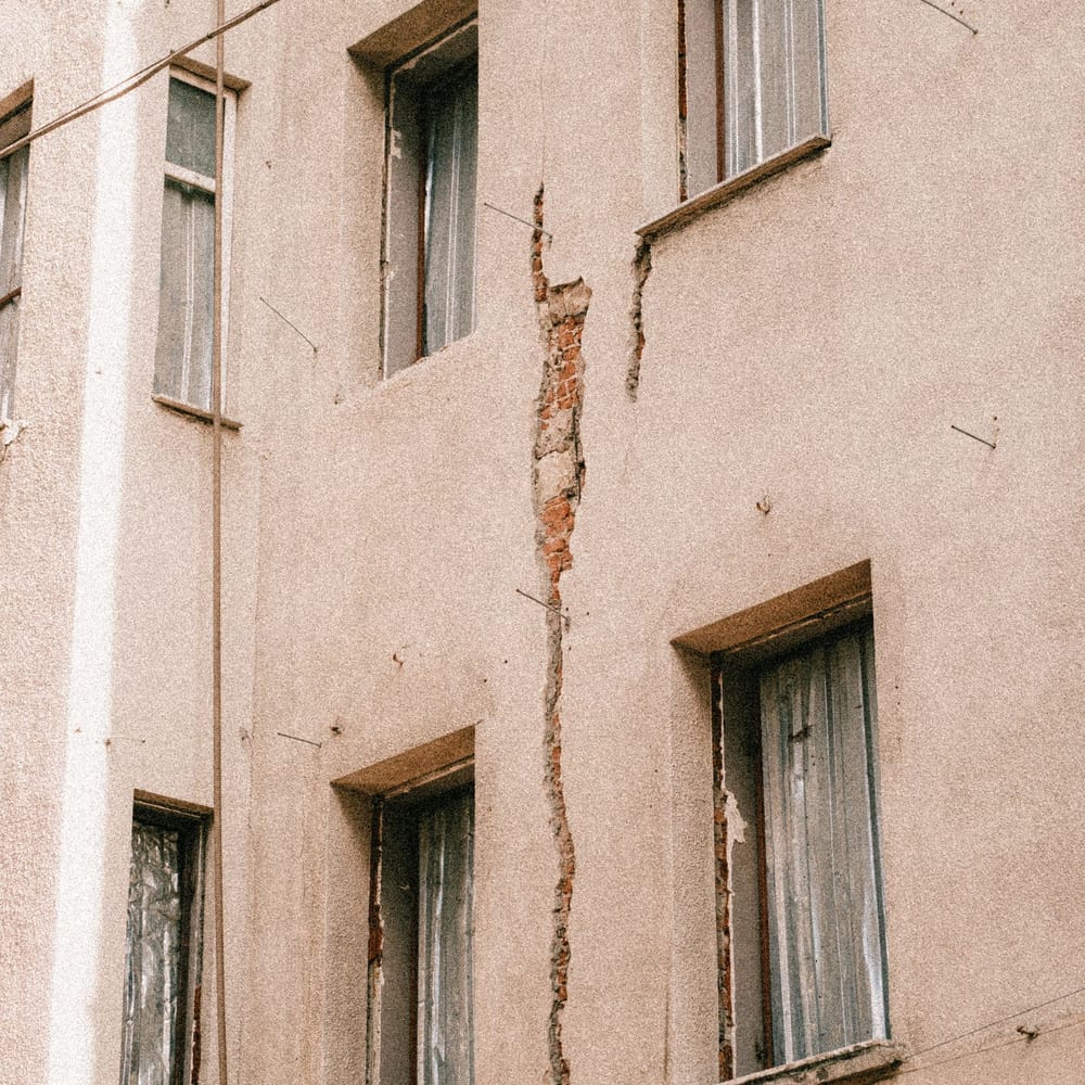 Fisură adâncă în fațada unei clădiri