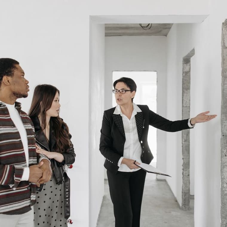 Agent imobiliar prezinta un apartament unui cuplu